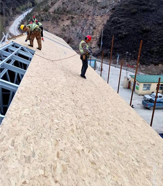  輕鋼房屋加三層項(xiàng)目歐松板安裝